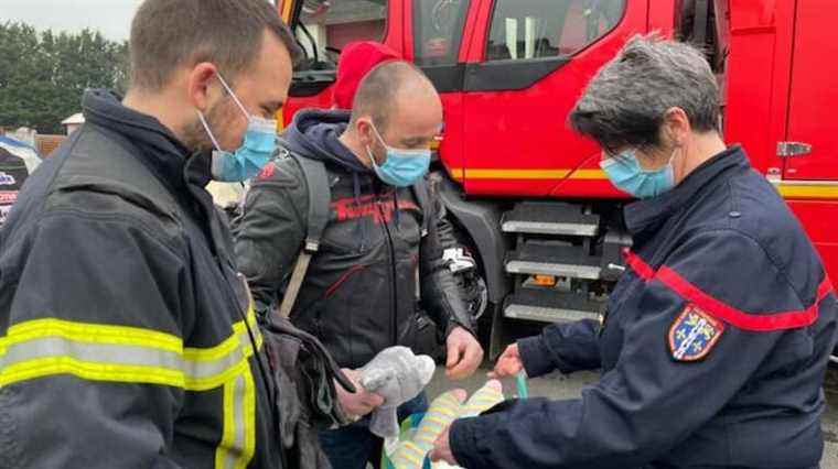 IN PICTURES – At Pré-en-Pail, to reassure them, firefighters offer stuffed animals to hospitalized children