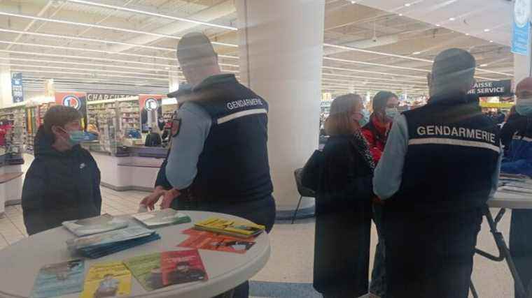 In Château-Gontier, the gendarmes hold a stand at the supermarket to discuss with the inhabitants