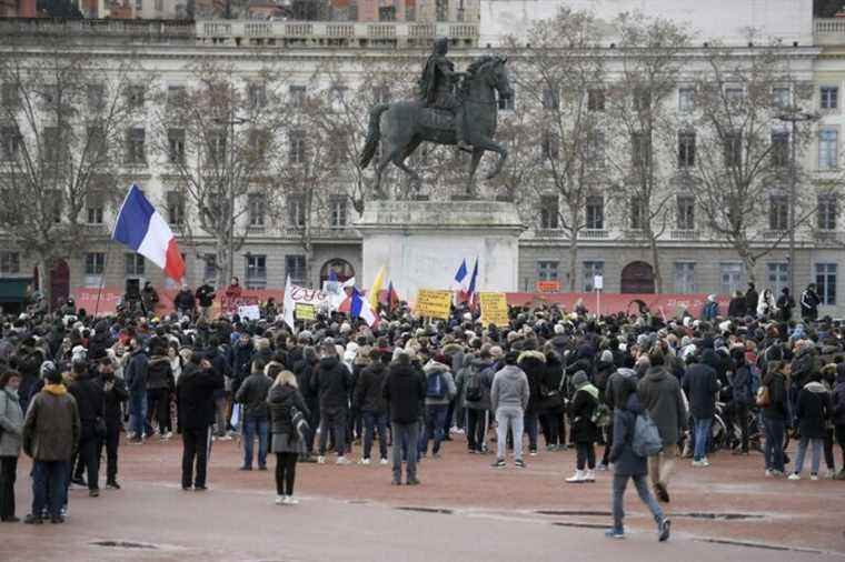 In Lyon, a tear gas canister lands in an apartment