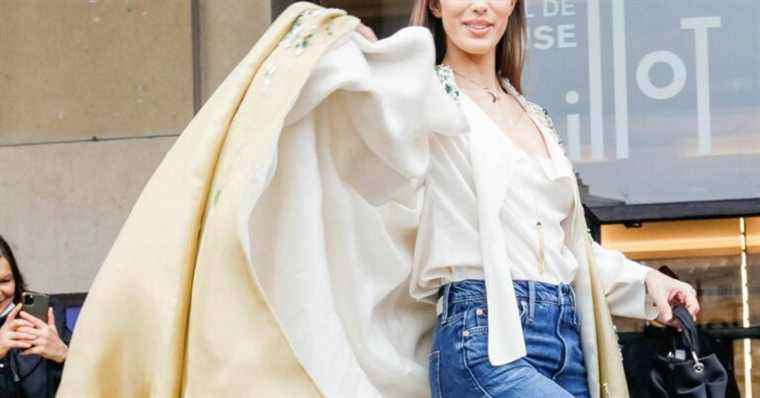 Iris Mittenaere cannon in a golden cape, she celebrates her birthday at Fashion Week