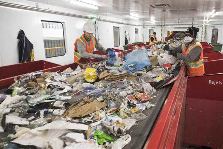 Lachine Sorting Center |  Thousands of tons of recycling in the bins