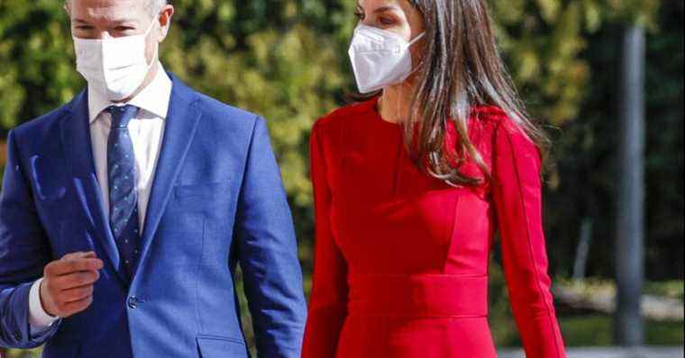 Letizia from Spain: Sublime in a flamboyant red dress, she caused a sensation