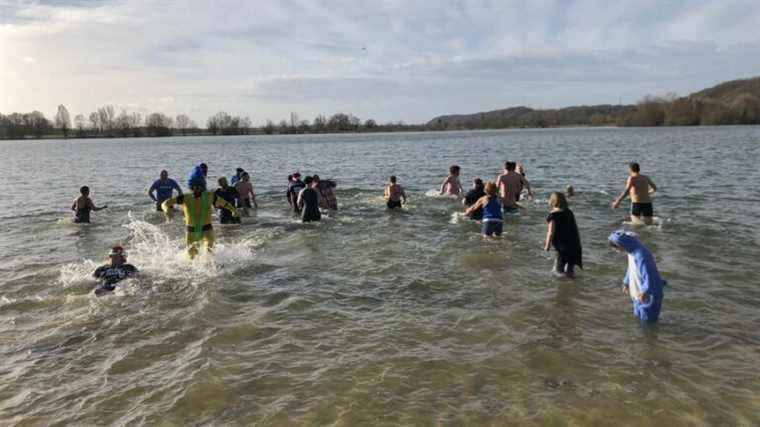 Marçon rugby players bathe in the lake to celebrate the New Year