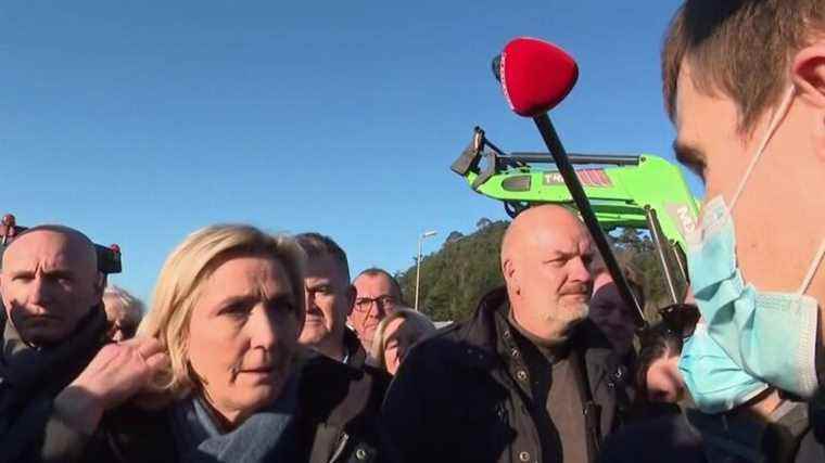 Marine Le Pen traces her path on the ground