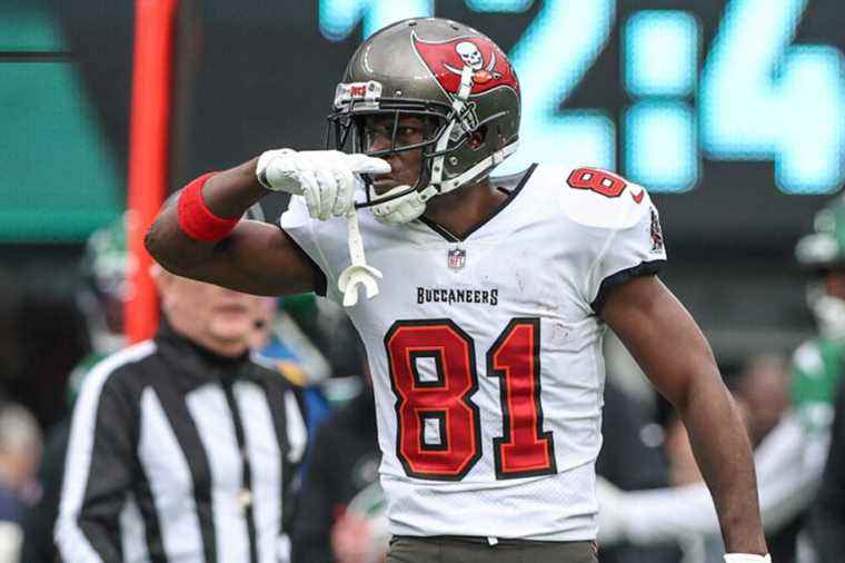 NFL |  Antonio Brown takes off his jersey and abandons the Buccaneers in the middle of a game