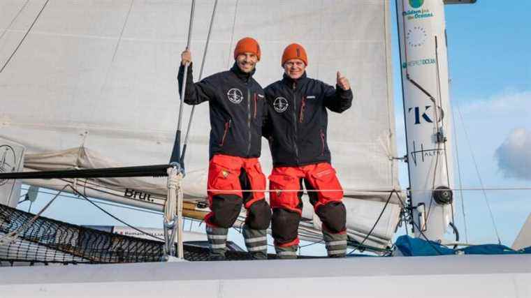 PICTURES.  Romain Pilliard and Alex Pella left for their round the world sailing upside down