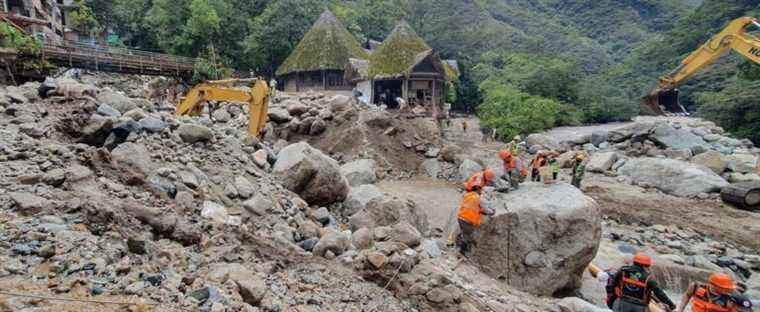 Peru: cleaning operations at the foot of Machu Picchu after floods