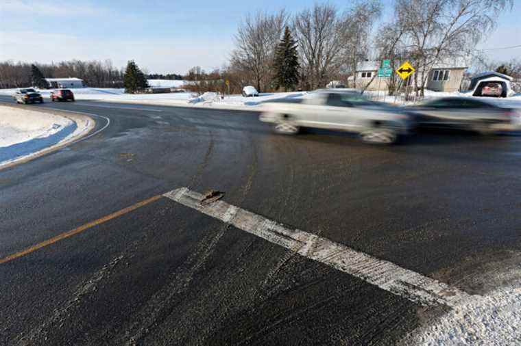 Route 235 in Ange-Gardien |  “The cars pass us by at 80 km/h”