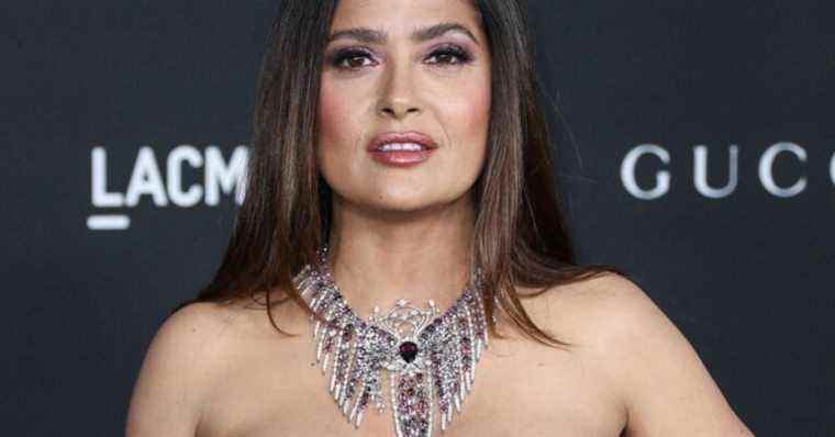 Salma Hayek appears ultra low-cut: sexy leopard tigress by the pool!