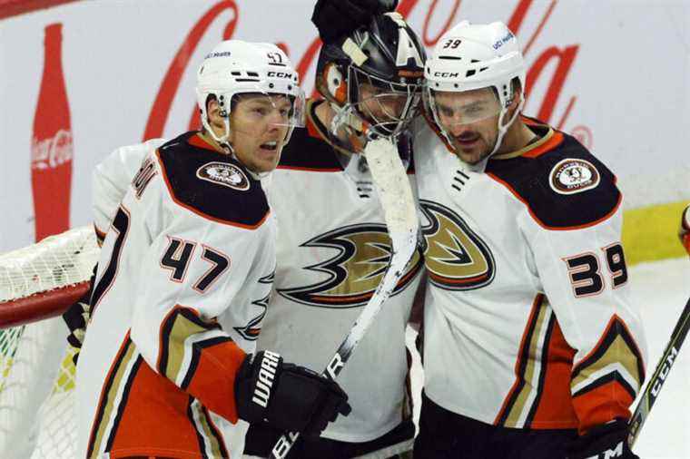 Saturday in the NHL |  Ducks win 2-1 over Senators