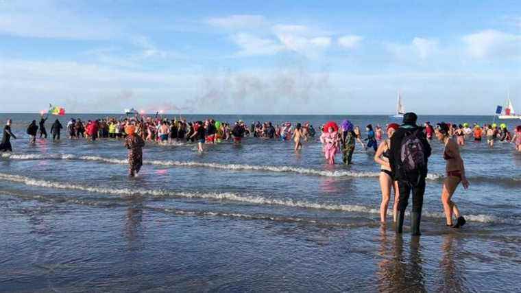 Several hundred courageous took the first bath of the year in Calais