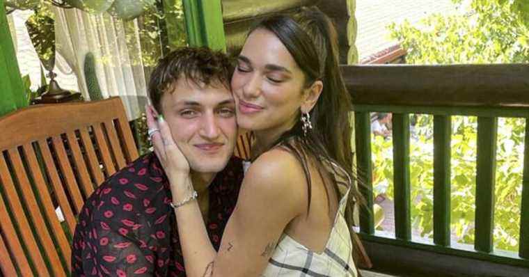 Single Dua Lipa: surprise breakup with Anwar Hadid!