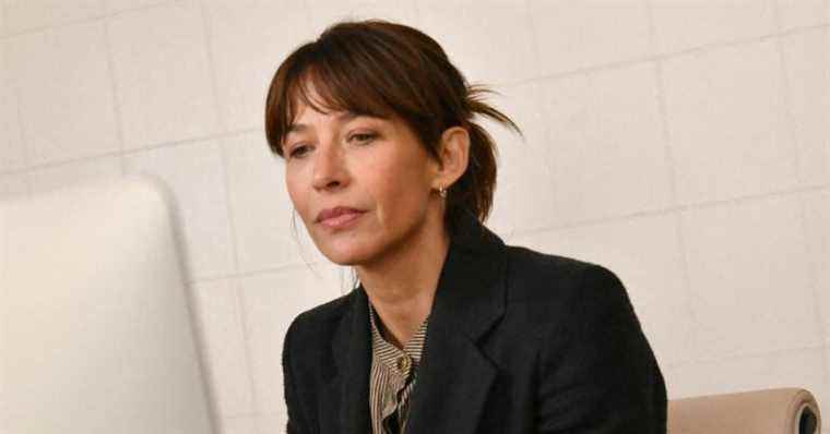 Sophie Marceau elegant in a suit… next to a star of the Sex Education series!