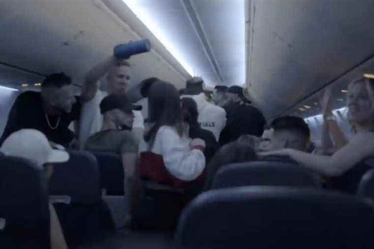 Sunwing Airplane Party |  Passengers allegedly used fake vaccine passports