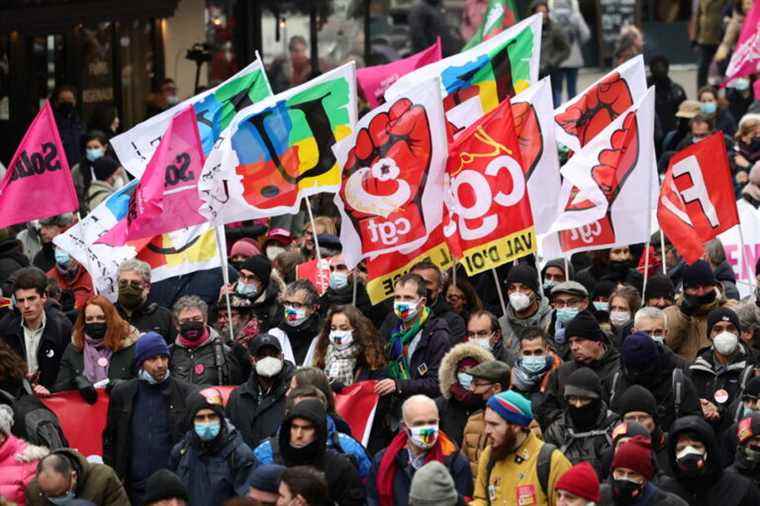 Tens of thousands of French people demand salary increases