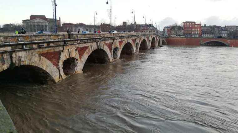 The Garonne is overflowing and the images are impressive!