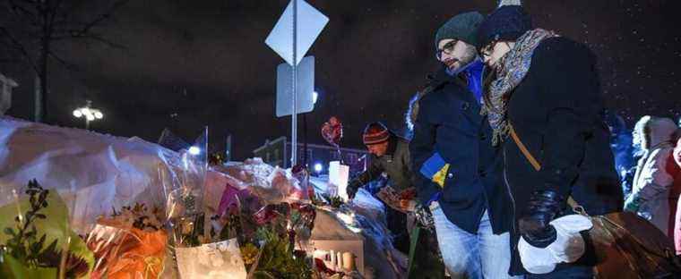 The Samuel-De Champlain Bridge illuminated in tribute to the victims of the Quebec City mosque