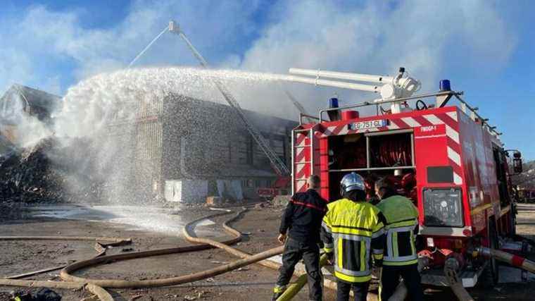 The operator of the burning recycling center in Saint-Chamas ordered to destroy a building