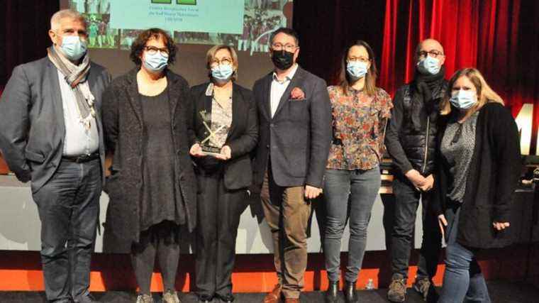 To salute his dedication, the inhabitants of Craon present a trophy to the hospital staff