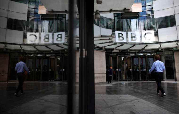 UK government freezes BBC radio license fee