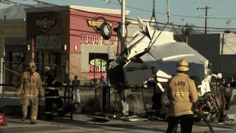 United States: four police officers save pilot victim of crash on railway tracks