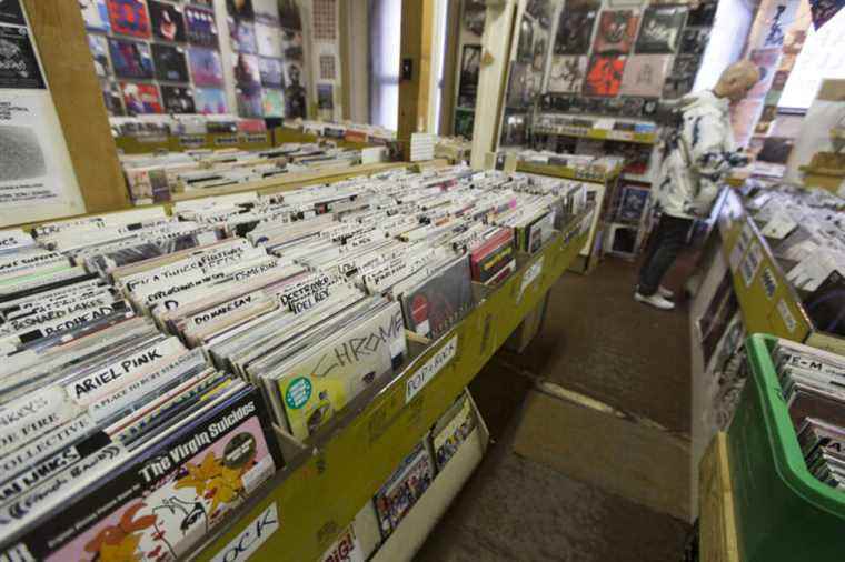 Vinyl record appeal eases decline in Canadian music sales