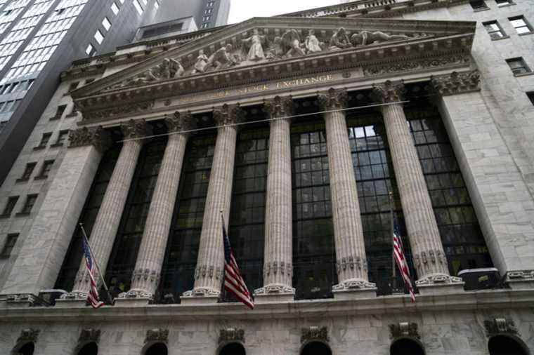 Wall Street ends in disarray, banks fall, tech rebounds