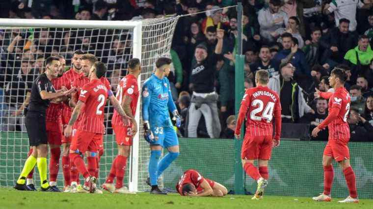 a Sevilla FC player receives a projectile in the head, the derby against Betis definitively stopped