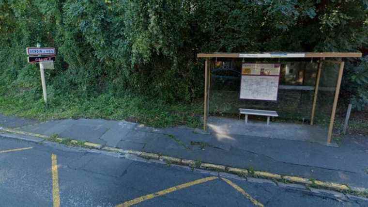 a car hits a bus shelter and four high school students