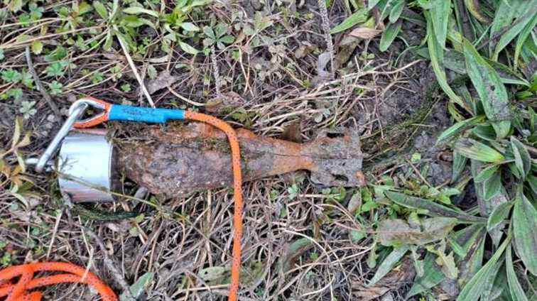 a mortar shell brought up from the bottom of the Charente by magnet fishermen