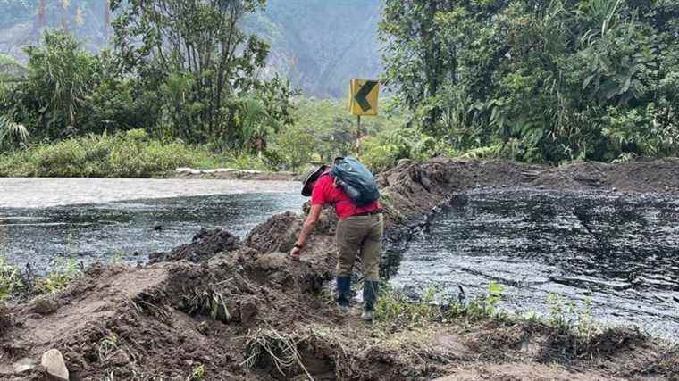 a natural park and a river were affected by an oil leak