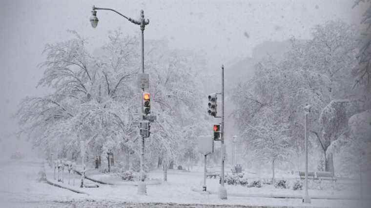 a snowstorm hits Washington and its region