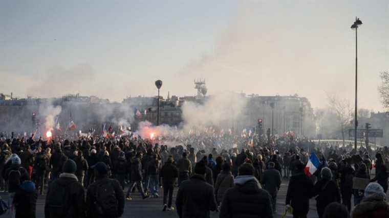 a team of AFP journalists attacked in Paris, its security guard injured