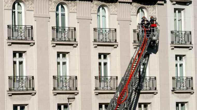 a woman saved from the flames thanks to the firefighters’ ladder, her dog could not be rescued