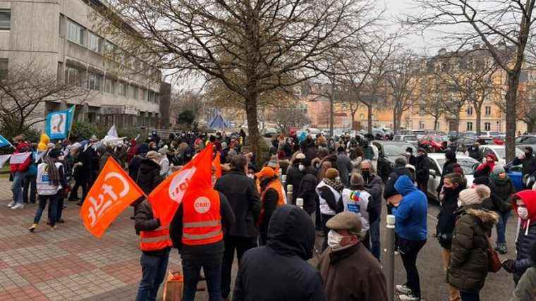 around 120 people at the start of the event in Belfort