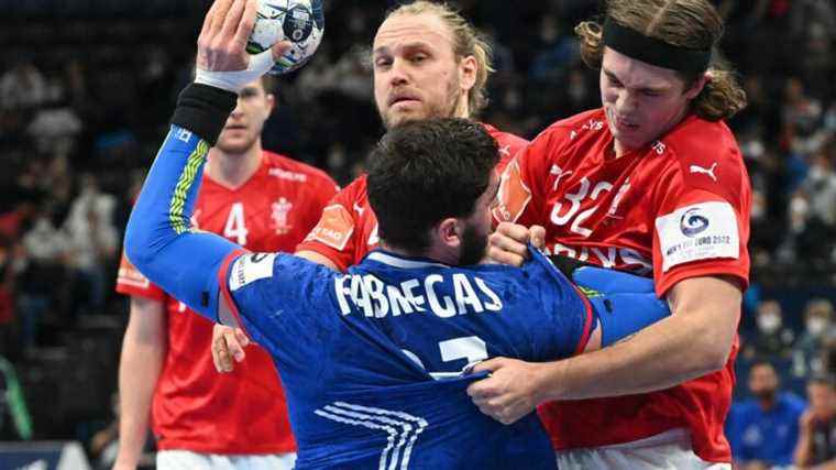 complicated start to the game for the Blues!  Follow the Euro 2022 handball match