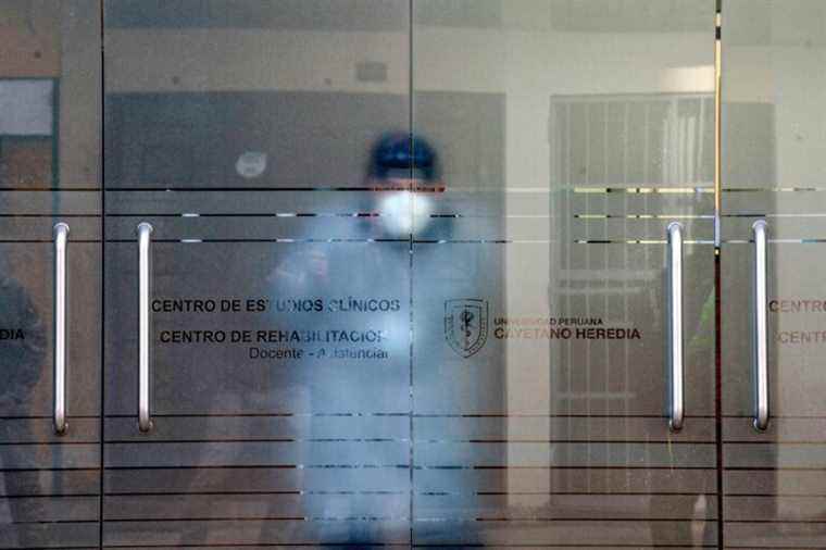 costa rican |  Anti-vaccine group break into hospital in an attempt to dislodge a child