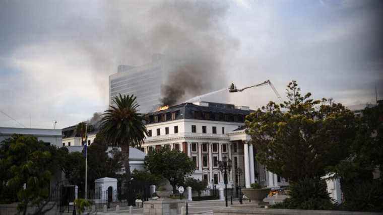 devastating fire in Parliament resumes after lull