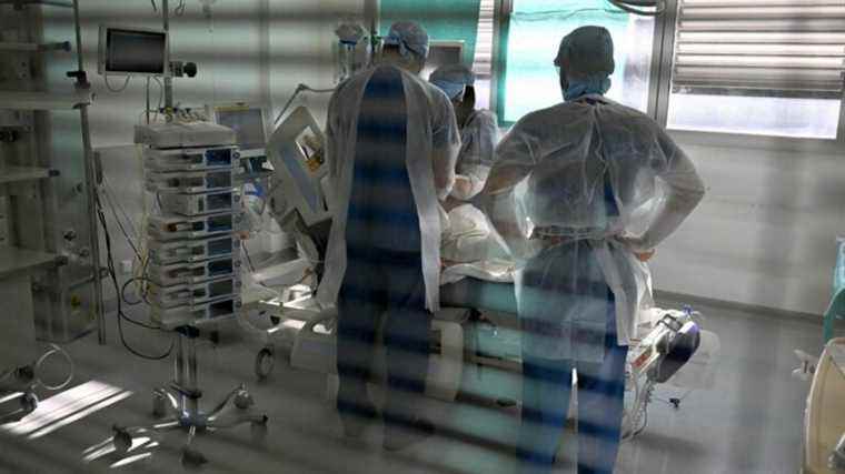 hospitalizations return above the threshold of 30,000