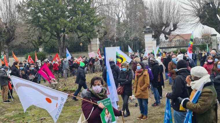 in the wheel of teachers, Atsem, AESH and school nurses on strike and angry