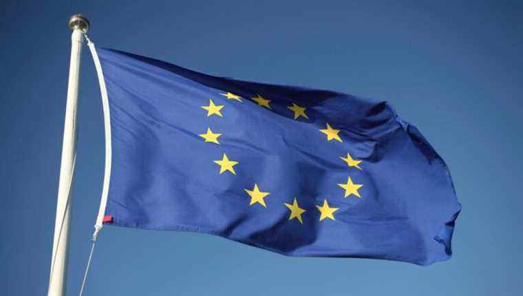 the European flag on the Arc de Triomphe