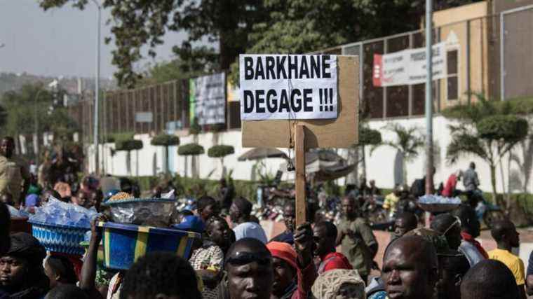 the junta demands the immediate departure of the Danish soldiers of the Tabuka force