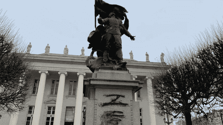 the statue of a founder of Action française degraded during an ultra-left demonstration, three arrests