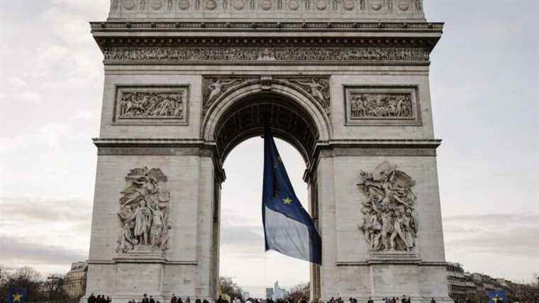 the temporary disappearance of the tricolor under the Arc de Triomphe makes the right and the extreme right leap