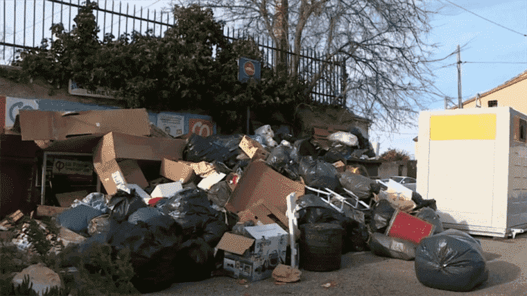 the tons of waste fly away in the face of the storm