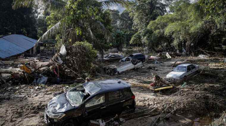 thousands of residents flee the worsening floods