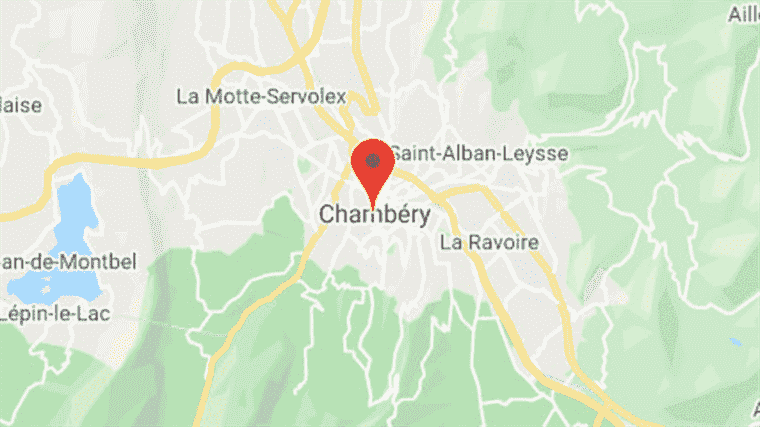 three people arrested and two police officers injured in Chambéry