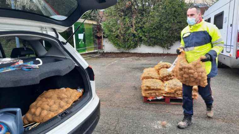 tight budgets in the Ile de France love potatoes at cost price from a couple of northern farmers