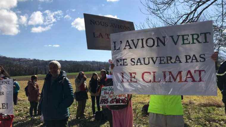 80 people demonstrate in front of Chambéry Savoie Mont-Blanc airport