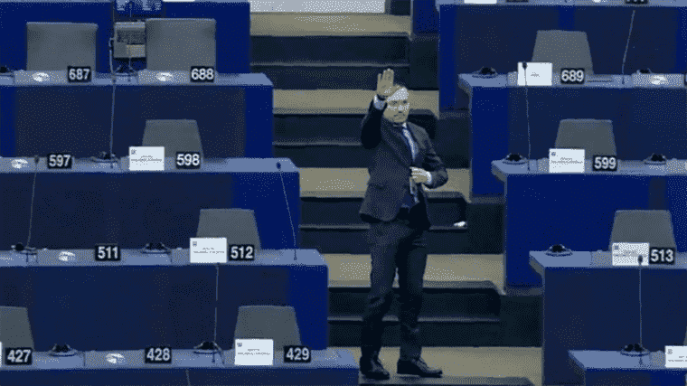 A Bulgarian MEP gives a Nazi salute in the hemicycle of the European Parliament